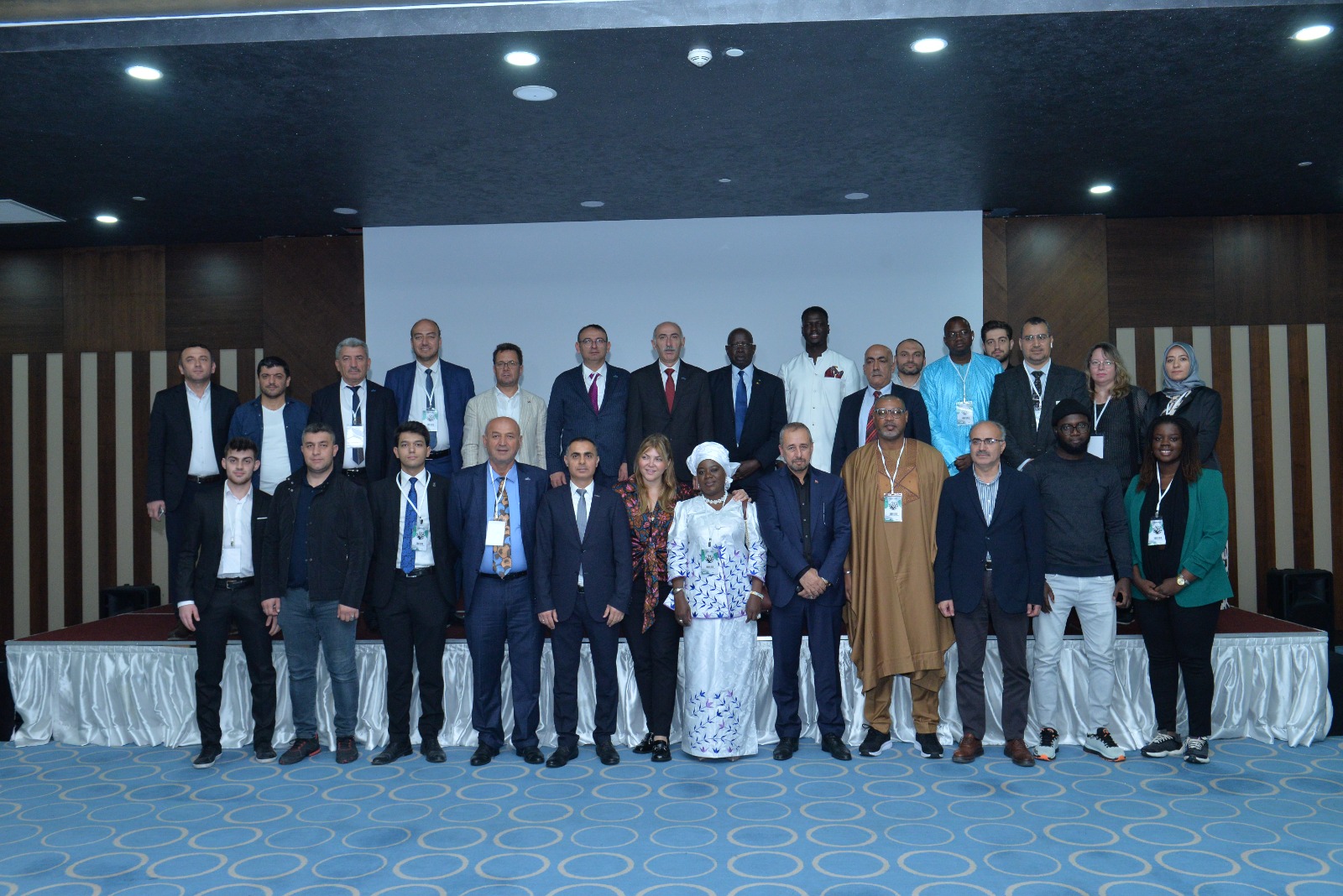Photographie de groupe lors d’un forum économique entre la Türkiye et le Sénégal